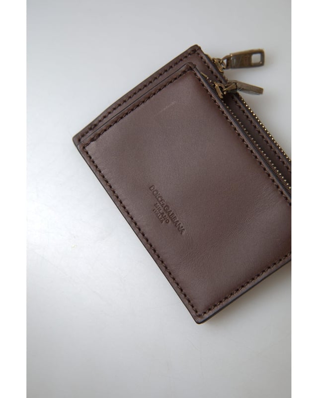 100% läder\n  Dragkedjeförslutning\n  Nyckelring ingår\n  Dolce \u0026 Gabbana-logotypdetaljer\n  Tillverkad i Italien\n  Mått: 11 cm x 8 cm x 2 cm\nMaterial: 100% läder