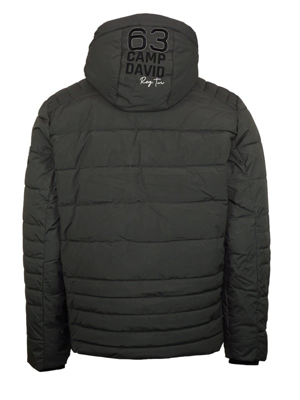 Deze heren winterjas van CAMP DAVID is precies wat je nodig hebt voor een coole ski-look. De jas heeft smalle quilting op de mouwen, schouders, zijkanten en zoom voor een sportief accent. Opvallend logoborduursel siert de voorkant van de jas. De jas heeft een afneembare capuchon met een knusse teddyvoering, een opvallende logoboord en andere motieven. Het jack heeft ook neopreen details op de ritssluiting aan de voorkant en ritszakken.