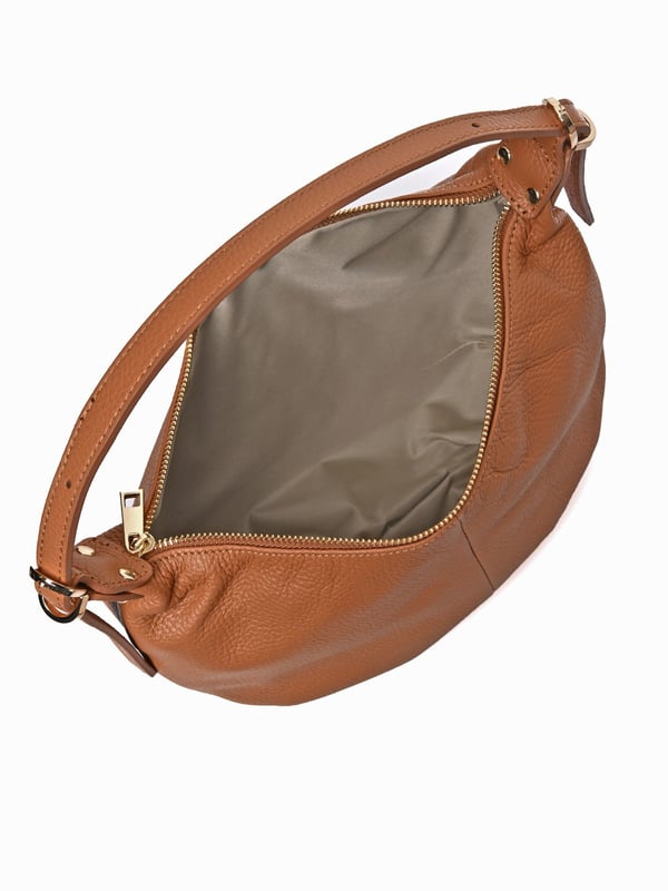 Handbag
100% cow leather
Top zip closure
Inner zip pocket
Dimensions : 22x31x2 cm
Handle: 47 cm adjustable