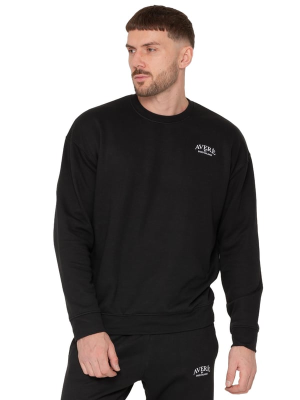 Das Averè by Enzo Milano Herren Oversized Sweatshirt zeichnet sich durch eine entspannte und legere Passform aus, perfekt sowohl zum Entspannen als auch für den täglichen Gebrauch. Auf der Vorderseite befindet sich ein dezentes Averè-Logo auf der Brust. Das Sweatshirt hat lange Ärmel und einen gerippten Rundhalsausschnitt mit gerippten Bündchen, was eine saubere, klassische Silhouette verleiht. Der weiche Stoff und das Fleecefutter sorgen für Komfort, während der tiefe Schulteransatz den Oversized-Look betont. Die Rückseite bleibt schlicht, was den eleganten und minimalistischen Stil unterstreicht. Ideal zum Kombinieren mit Jogginghosen oder Jeans für ein entspanntes Outfit.
