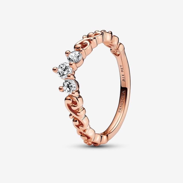 Dieser aufwendige Ring für Frauen von Pandora ist das perfekte Geschenk, um sich selbst oder einen geliebten Menschen zu verwöhnen. Der Ring besteht aus vergoldetem Metall in Rosé und hat die Größe 56, wiegt gram und hat eine Breite von 0,26 cm an der breitesten Stelle. Der Pandora 'Regal Swirl Tiara' Damenring aus vergoldetem Metall - Rosé 182232C01 wird in einer wunderschönen Geschenkbox geliefert und hat eine zweijährige Garantie.
