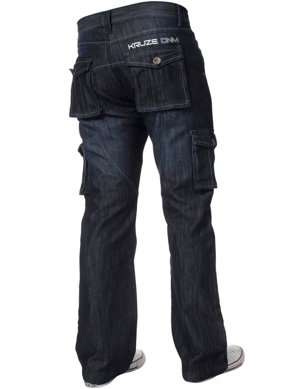 Kruze Mens Designer Cargo Combat Multi Pocket Denim Jeans. 7 bolsillos incluyendo moneda, bolsillos laterales. Los bolsillos traseros y laterales están asegurados con cierre de botón. Costuras de contraste, pinza ajustable en la parte posterior. Interruptor ajustable a los dobladillos. Ideal para ropa casual y de trabajo. Botón de cierre de mosca. Botones y remaches de marca.