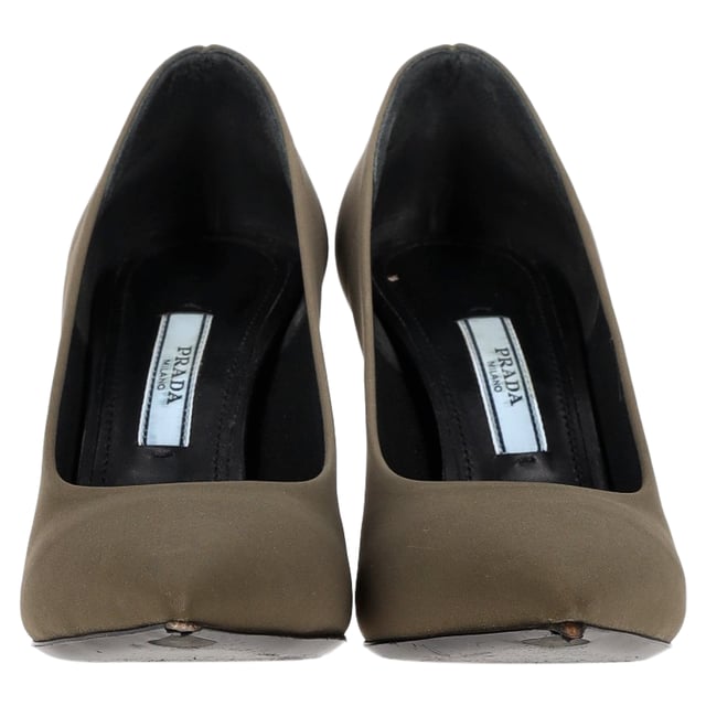 Prada Logo-Plakette Pumps mit spitzer Zehenpartie aus olivfarbenem Wildleder VINTAGE, UVP WIE NEU
Erhöhen Sie Ihre Schuhkollektion mit den Prada Logo-Plakette Pumps mit spitzem Zeh aus sattem Olivsuede. Die scharfe, spitze Zehenform schafft eine schlanke und schmeichelhafte Silhouette, während das weiche Suede eine luxuriöse Textur bietet, die schlichte Eleganz ausstrahlt. Eine markentypische Prada-Logo-Plakette am Absatz verleiht einen Hauch modernen Brandings und sorgt dafür, dass diese Pumps ein Statement setzen, ohne die Subtilität einzubüßen. Perfekt sowohl für berufliche Anlässe als auch für Abendveranstaltungen, lässt sich der vielseitige Olivton mühelos mit einer Vielzahl von Outfits kombinieren. Mit einer Kombination aus zeitlosem Design und zeitgenössischer Raffinesse sind diese Prada Pumps die ideale Wahl für die anspruchsvolle Modebewusste.
Prada Logo-Plakette Pumps mit spitzem Zeh aus Olivsuede
Zustand: Sehr gut
Gebrauchsspuren: Einschließlich Box, kleinere Markierungen, leicht gebraucht, aber sehr gut gepflegt. Kleine Markierung an den Sohlen & Faltenbildung, leichte Abnutzung an den Sohlen und Absätzen.
Verpackung: Box
Farbe: Olivgrün
Material: Suede
Größe: IT35/UK2/US5/FR36
Maße: Absatzhöhe: 100; Innenlängen: 280
SKU: NAPPUGBSH410397W