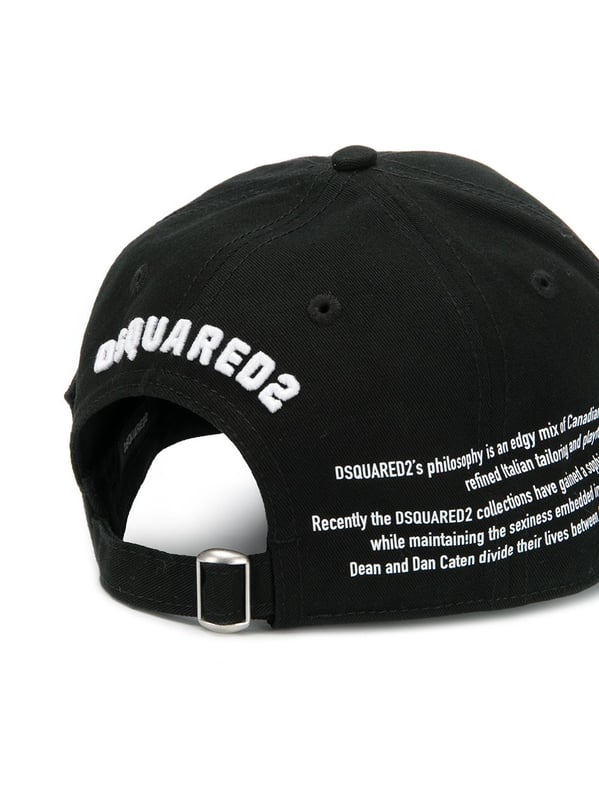 DSQUARED2 en una palabra: icónico. Confeccionada en algodón, esta gorra de béisbol en blanco y negro de la marca está decorada con un logo bordado en la parte delantera y un eslogan impreso en el lateral. Sólo para chicos geniales. Con visera curva con efectos desgastados, cierre ajustable y detalle de eslogan.