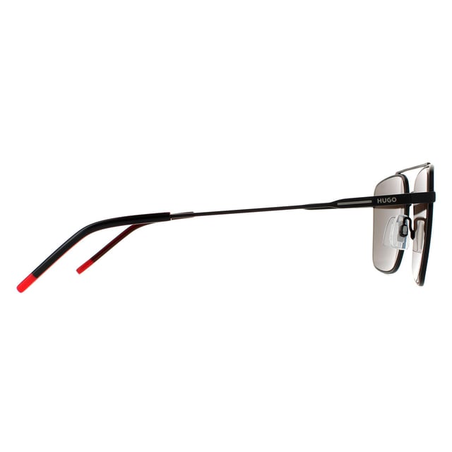 Hugo by Hugo Boss Gafas de sol cuadradas para hombre en negro mate y gris. Las gafas Hugo by Hugo Boss cuentan con un armazón de metal ultralite con un doble puente, almohadillas nasales ajustables y puntas de patilla de plástico para un ajuste cómodo.