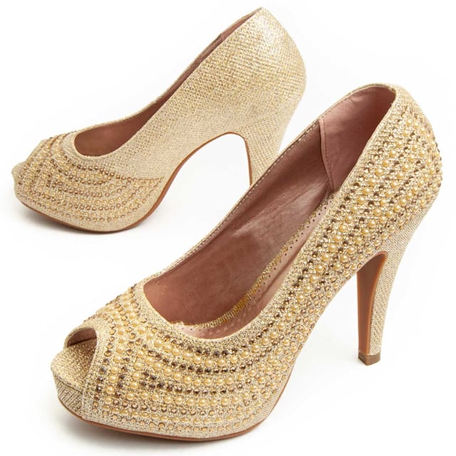 Hakken voor dames. Comfortabele pasvorm. Gefabriceerd door andere merken voor ons merk. Geschatte afmetingen: 11 cm hak en 2 cm platform.