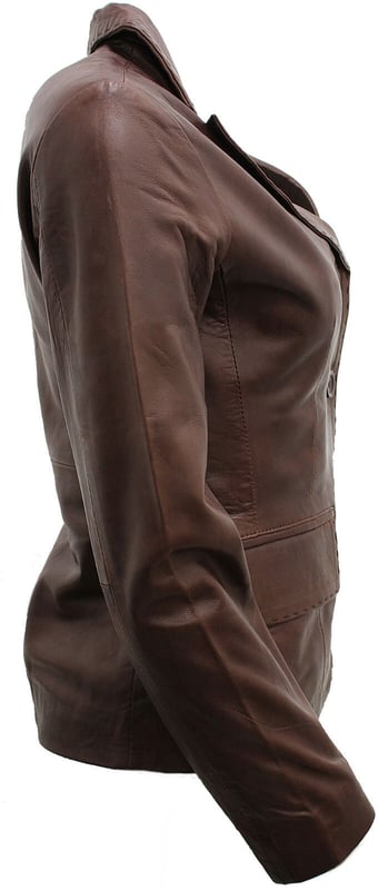 Erweitern Sie Ihren Stil mit unserem schicken und edlen Damen-Lederblazer, einem vielseitigen Stück, das Ihrem Outfit mühelos Flair verleiht und sowohl für legere als auch für elegante Anlässe geeignet ist. Dieser Blazer ist aus 100 % hochwertigem, ultraweichem Nappaleder gefertigt und bietet ein luxuriöses und bequemes Tragegefühl. Das zeichnet ihn aus:  
 Traditioneller Look mit einem Twist: Der Blazer verfügt über einen einreihigen Block mit zwei Knöpfen ein zeitloses und traditionelles Erscheinungsbild, während das abgerundete Revers einen stilvollen und modernen Touch verleiht. 
 Viel Stauraum: Zwei Pattentaschen an der Taille sorgen dafür Leicht zugänglicher Stauraum für das Nötigste, und eine offene Brusttasche unterstreicht nicht nur den klassischen Look, sondern dient auch als funktionelles Fach. 
 Premium-Farbvarianten: Erhältlich in drei Premium-Farbvarianten, können Sie diejenige wählen, die zu Ihrem Stil passt und Ihrer Garderobe Eleganz verleiht. 
 Hochwertige Verarbeitung: Hergestellt aus Dieser Blazer aus 100 % hochwertigem, ultraweichem Nappaleder vereint Stil und Komfort und sorgt dafür, dass Sie gut aussehen und sich gut fühlen. 
 Vielseitige Kleidung: Egal, ob Sie sich für einen besonderen Anlass schick kleiden oder Ihrem Alltagsoutfit einen Hauch von Eleganz verleihen, dieser Blazer ist eine vielseitige und modische Wahl.  Der Damen-Lederblazer ist ein Ein Muss für alle, die hochwertige Handwerkskunst und zeitlosen Stil in ihrer Kleidung schätzen.