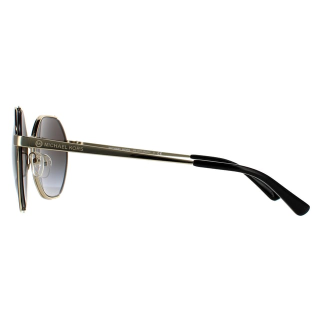 Michael Kors rond dames licht goud zwart donkergrijze gradiënt zonnebril Michael Kors zijn een zeshoekig gevormd frame gemaakt van lichtgewicht metaal. De verstelbare neuskussens en plastictemple -tips zorgen voor een comfortabele allround fit. Super dunne tempels hebben het Michael Kors -logo om de moderne look af te maken.