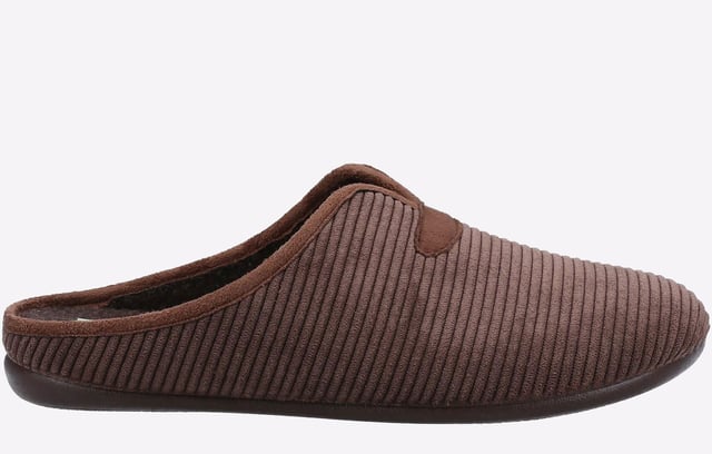 Inspired by the cosy wintry nights in Cotswold cottages, comes this luxurious men's mule slipper.
- Luxurious smooth microfibre upper
- Cosy microfibre faux wool felt lining and foot bed
- Lightweight and flexible TPR sole unit