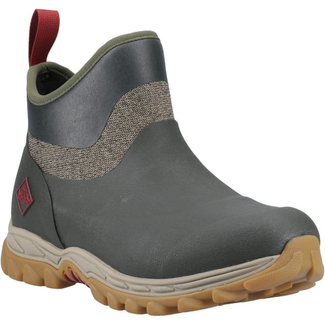 De Arctic Sport II Ankle is gemaakt van Muck's traditionele handgelegde rubber. Om het gewicht te verminderen en de flexibiliteit te vergroten, hebben we onze Muckskin technologie gebruikt. Deze technologie bestaat uit een bedrukte rubberen coating over neopreen die 100% waterdicht is.