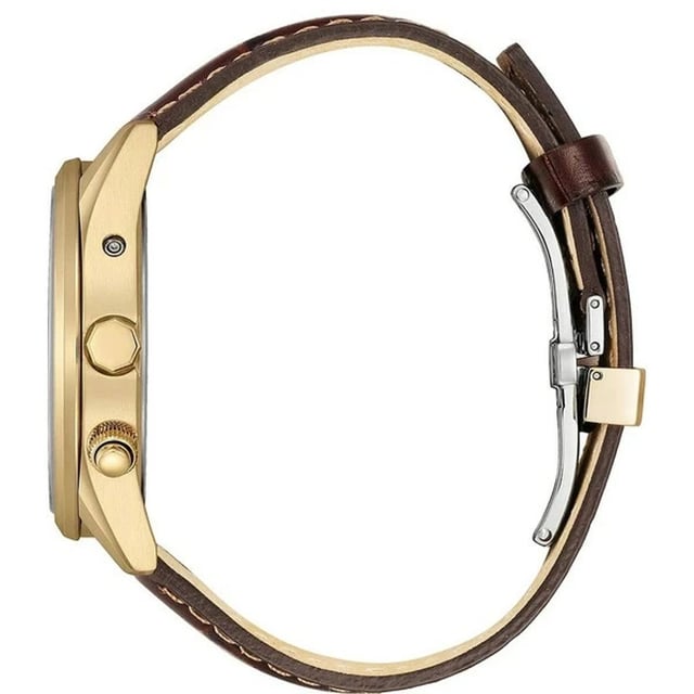 Diese Citizen Analoguhr für Männer ist das perfekte Zeitmessgerät zum Tragen oder Verschenken. Das goldene 42 mm runde Gehäuse kombiniert mit dem bequemen braunen Lederarmband sorgt dafür, dass Sie dieses atemberaubende Zeitmessgerät ohne Kompromisse genießen können. Angetrieben von einem hochwertigen Eco-Drive-Uhrwerk und wasserdicht bis 10 bar, wird Ihre Uhr weiterhin ticken. ECO-DRIVE - Eco-Drive ist eine 40-jährige Kerntechnologie von CITIZEN, die auch bei schwachem Licht Energie erzeugt und es Uhren ermöglicht, über sechs Monate hinweg im Dunkeln zu laufen. Diese Analoguhr verfügt über eine Kalenderfunktion: Datum, solarbetrieben, funkferngesteuert, leuchtende Zeiger und Weltzeit. Hochwertiges 21 cm langes und 21 mm breites braunes Lederarmband mit einer Faltschließe. Gehäusedurchmesser: 42 mm, Gehäusehöhe: 10 mm, Gehäusefarbe: Gold und Zifferblattfarbe: Grau.