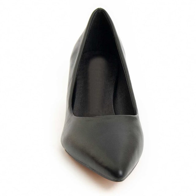 Women's heeled shoe. Comfortable fit. Cushioned insole made of natural leather. Manufactured by other brands for our brand. Approximate measurement: 4 cm heel.