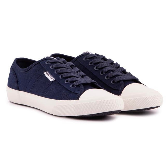 Camina de esta manera con estas zapatillas de lona Classic Low Pro de Superdry. Estas zapatillas informales de inspiración retro tienen una parte superior de lona azul y están rematadas con un logo de Superdry y ojales de metal azules.