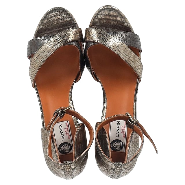 VINTAGE, RRP AS NEW
Step into luxury and modern elegance with the Lanvin Snake-Embossed Espadrille Slingback Wedge Sandals in Silver Leather. Crafted from premium silver leather, these sandals feature a striking snake-embossed texture that adds depth and sophistication to their design. The slingback strap ensures a secure and comfortable fit, while the espadrille wedge heel combines timeless style with a contemporary edge. The metallic silver finish elevates any look, making them the perfect statement piece for both daytime and evening wear. Whether paired with dresses, skirts, or cropped trousers, these sandals add a touch of glamour and edge to your summer wardrobe.

 Lanvin Snake-Embossed Espadrille Slingback Wedge Sandals in Silver Leather

Condition: Excellent
Signs of wear: No visible sign of wear. No Mark at insole.,  Very light mark at soles.
Packaging: Dust bag
Color: Silver
Material: Leather | leather
Size: FR | 40/UK7/US8/IT39
Measurements: Heel height: 110; Insole length: 240
SKU: NAPPUGBSH424966W