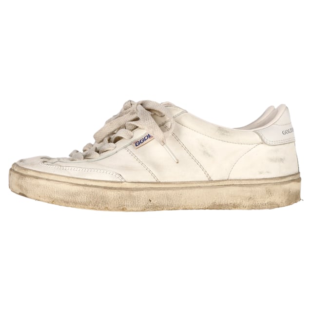 Empfohlener Verkaufspreis
Die Golden Goose Soul Star Sneakers aus elfenbeinfarbenem Leder sind eine vielseitige und stilvolle Wahl für Freizeit und Alltag. Das Modell aus weißem Nappaleder besticht durch sein zeitloses Design mit einer weißen Fersenlasche aus Leder als zusätzliches Detail. Die weißen Schnürsenkel verleihen diesen Sneakers einen klassischen Touch und machen sie zu einer schicken und trendigen Ergänzung Ihrer Schuhkollektion. Inspiriert von der Entwicklung des Sneakers vom Performance-Modell zum Alltags-Essential vereinen die Soul Star Sneakers mühelos Komfort und Mode.

Golden Goose Soul Star Sneakers aus elfenbeinfarbenem Leder
Zustand: Sehr gut
Gebrauchsspuren: Leichte Gebrauchsspuren, wenig getragen, aber sehr gut erhalten. Leichte Gebrauchsspuren an Sohlen und Knicken, leichte Abnutzungsspuren an Sohlen und Fersen.
Verpackung: Staubbeutel
Farbe: Weiß | Elfenbein
Material: Leder
Größe: EU 38/US 8
Maße: Absatzhöhe: 30; Innensohlenlänge: 270
Artikelnummer: NAPPUGBSH398319W