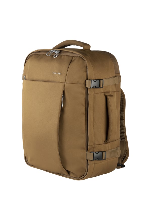 Mochila unisex. El cierre es con cremallera. Los bolsillos internos son uno abierto. Los bolsillos externos son dos delanteros con cremallera y uno trasero con cremallera. Falta la correa para el hombro. El mango es de tereftalato de polietileno reciclado. Hay un compartimento interno. El material exterior es tereftalato de polietileno reciclado. Internamente es tereftalato de polietileno reciclado. Medidas: 30x40x15 cm. Producto de moda