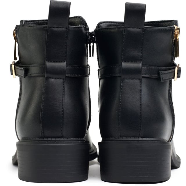 Til je stijl naar een hoger niveau en verhoog je uiterlijk met de Solsister Lark Zip enkellaarsjes. Gemaakt van een premium lederlook bovenkant, stralen deze gepolijste laarzen een strak en verfijnd design uit, perfect voor vele gelegenheden. De exclusieve metalen afwerking op de hak en gouden hardware voegen een vleugje tijdloze elegantie toe, terwijl het klassieke silhouet hun stedelijke aantrekkingskracht onderstreept.