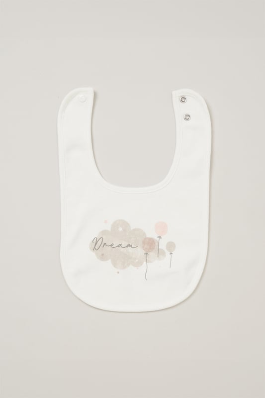 This Homegrown Baby printed 5-Piece Gift Set includes a cosy all-in-one, bodysuit, hat, and mitts. Made from soft 100% organic cotton, the set features 'Grow with Me' functionality for adjustable fit. Packaged in a mesh bag, it's the perfect gift for welcoming a new baby.