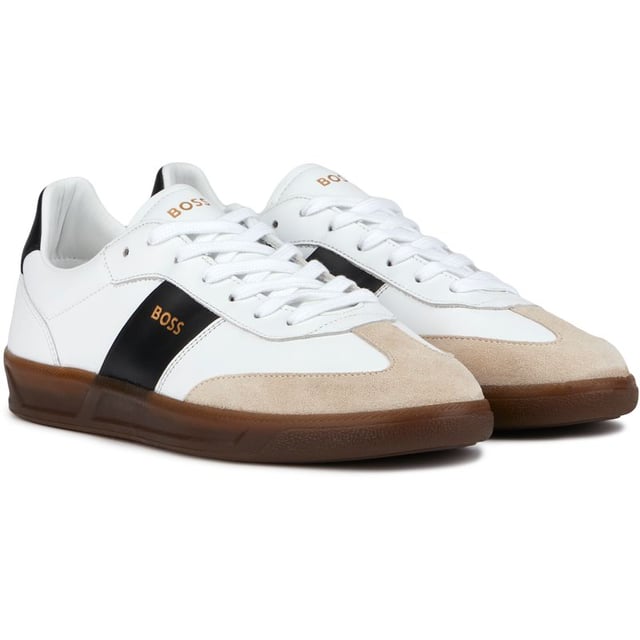 Die Sleek Boss Brandon Tenn Court Trainer sind ein Must-Have für die sportlich-stilvolle Garderobe. Diese Trainer in Premium-Leder, mit subtilen Branding und raffinierte Designer-Details, sind sicher, ein Statement zu machen, während die langlebige Gummisohle den ganzen Tag Komfort gewährleistet, bieten diese Tritte einen sauberen, klassischen Look, der mühelos mit Jeans oder Chinos für einen anspruchsvollen Stil-Upgrade passt.