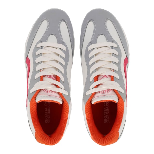 Regatta Dames/Dames Marine Retro Trainers (Sneeuwwitje/Roze toverdrank) Bovenstuk: Nylon, Synthetisch. Binnenzool: TECFOAM. Tussenzool: EVA-schuim, schokabsorberend. 7 Ogen. Stoftechnologie: Ademend, Lichtgewicht. Gewatteerde kraag, gewatteerde tong. Vlakke. Snit: Laag. Ontwerp: Kleurenblok. Teenstijl: Rond. Sluiting: Vetersluiting.