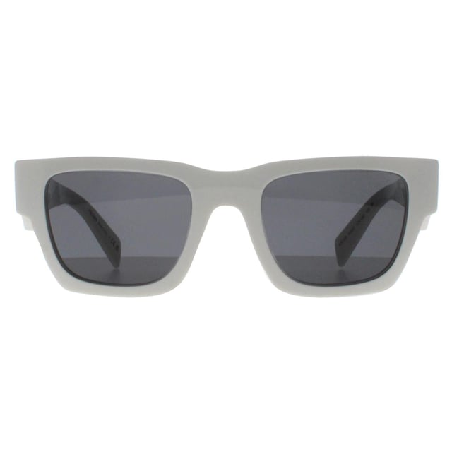 Las gafas de sol Prada Square Mens Talc Dark Grey PRA06S están meticulosamente elaboradas con materiales de primera calidad, garantizando durabilidad y comodidad con un toque de modernidad. El emblemático emblema de Prada adorna sutilmente las patillas, símbolo de un lujo sin igual. Las lentes, que ofrecen tanto estilo como sustancia, no sólo protegen sus ojos de los dañinos rayos UV, sino que también proporcionan una claridad y un confort visual excepcionales, lo que las convierte en el compañero ideal para aventuras soleadas o escapadas urbanas.