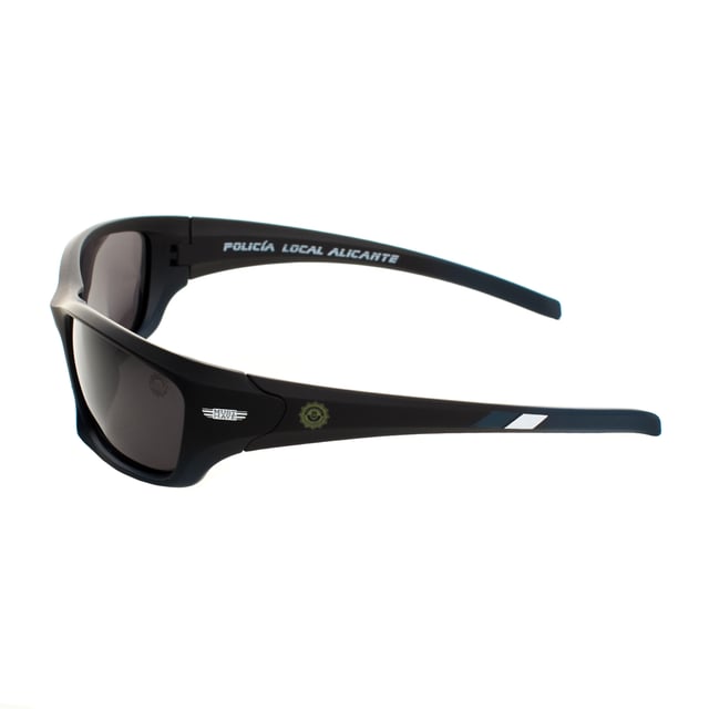 Must Have Police Sport Sunglasses with wraparound design, ideal for outdoor activities requiring complete protection and a secure fit.

 Made of polycarbonate, they offer lightness and durability, perfect for prolonged use.

 Equipped with UV 400 protection polarized lenses, they block 100% of UVA and UVB rays, reducing glare and providing clear vision in sunny environments.

 They include an adjustable band on the back with the inscription "Policía Local Alicante," ensuring that the glasses stay firm even during intense movements.

 Plus, they come with a cloth case to protect them when not in use.

 These glasses are ideal for security forces or for sports activities, providing comfort, protection and stability in any situation.
 Measures: Lens height: 44 mm, Lens width: 66 mm, Bridge: 10 mm, Temples: 110 mm
 Composition: Polycarbonate
 Care:
- Wash only with water or, if necessary, a mild soap.
 - Dry with a soft cloth to avoid scratches.
 - Avoid contact with harsh surfaces or abrasive liquids.