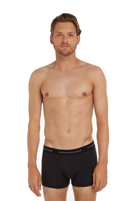 Tommy Hilfiger 3-Pack Heren Trunks Tommy Hilfiger 3-pack heren trunks. De zachte trunk vangt de eenvoudige maar onmiskenbare stijl van Tommy Hilfiger met een logo-elastische tailleband. Gemaakt van een mengsel van 100% organisch en gerecycled katoen, met een elastische tailleband voor de hele dag comfort. Comfortabel, stijlvol en vriendelijk voor de planeet, wat wil je nog meer?
Belangrijkste Kenmerken
Logo-elastische tailleband
Zacht katoen
3-pack