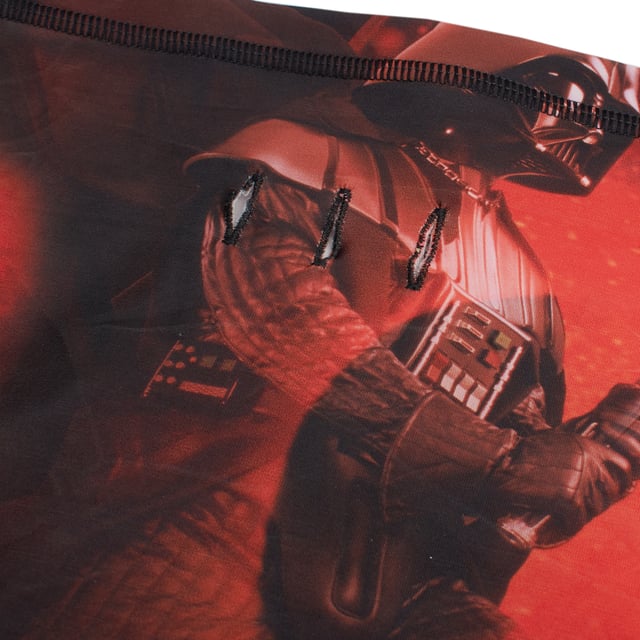 Halsmanschette Buff Star Wars Darth Vader.

 Dieser für Star-Wars-Fans entworfene Halswärmer vereint Stil und Funktion mit einem von Darth Vader inspirierten Aufdruck.

 Hauptmerkmale:

 - Aus weichem, leichtem und atmungsaktivem Stoff.
 - Enthält strategische Perforationen zur Erleichterung der Atmung.
 - Dreieckiges Bandana-Design.
 - Unterteil aus Plüschstoff, sorgt für zusätzliche Wärmeisolierung.
 -Unisex.
 - Elastischer Halstuch.
 - Vielseitig.
 - Rohrförmiges Design, das bequem um den Hals passt, ohne dass zusätzliche Anpassungen erforderlich sind.
 - Schützt vor Kälte, Wind und Sonne und eignet sich perfekt für Outdoor-Sportarten.
 - Einheitsgröße für Erwachsene und Jugendliche.
 - Enthält das Buff-Logo.

 Ein funktionelles und originelles Accessoire, das Komfort, Schutz und eine einzigartige Hommage an die Star Wars-Saga bietet.
 Maßnahmen: 23,2X76cm
 Komposition: 89 % Polyester, 11 % Elastan
 Pflege:
- Maschinenwäsche max. bei 40 °C.
 - Vermeiden Sie die Verwendung von Weichspülern.
 - Verwenden Sie kein Bleichmittel.
 - Benutzen Sie keinen Trockner.
 - Kein Bügeln.