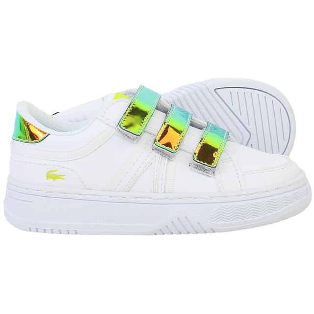 Die weißen Lacoste L001 123 2 SUI Kinder-Sneaker bieten aktiven Kindern Stil und Komfort. Inspiriert von der Ästhetik des Vintage-Tennis verfügen diese Sneaker über ein schlankes und sportliches Design, wodurch sie sich perfekt für den Alltag, die Schule oder lockere Ausflüge eignen. Wichtige Eigenschaften: Obermaterial aus Kunstleder: Strapazierfähig und pflegeleicht mit einem eleganten Look, der aktiver Nutzung standhält. Ikonisches Lacoste-Branding: Verziert mit dem charakteristischen Krokodil-Logo und geprägten Details für einen klassischen und stilvollen Touch. Gepolsterte Innensohle: Bietet verbesserten Komfort und Unterstützung für wachsende Füße und ermöglicht ganztägigen Tragekomfort. Gepolsterter Kragen und Zunge: Verbessern Passform und Komfort um den Knöchel und bieten ein angenehmes und sicheres Gefühl. Strapazierfähige Gummi-Außensohle: Sorgt für hervorragenden Halt und lange Haltbarkeit auf verschiedenen Oberflächen, geeignet für aktive Kinder. Perforierte Details: Verbessern die Atmungsaktivität und halten die Füße auch bei längerem Tragen kühl und bequem. Verstellbare Klettverschlüsse: Ermöglichen einfaches An- und Ausziehen und eine individuelle Passform, perfekt für jüngere Kinder. Klassisches Weiß: Ein vielseitiges und zeitloses Design, das sich mühelos mit Schuluniformen, Sportbekleidung oder Freizeitkleidung kombinieren lässt. Die weißen Lacoste L001 123 2 SUI Kinder-Sneaker sind eine stylische und praktische Wahl für Kinder und bieten Haltbarkeit, Komfort und ein ikonisches Branding für den Alltag. Perfekt für aktive und stylische Kinder.