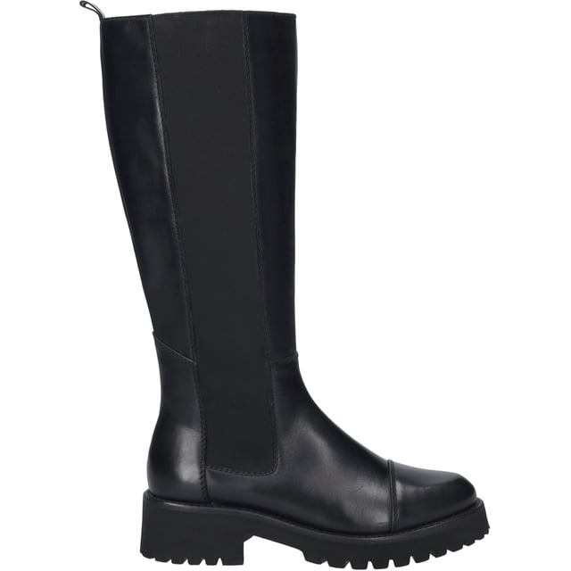 Entdecke die Eleganz und den unvergleichlichen Tragekomfort mit dem Sallina 07 – einem exquisiten Stiefel von JOSEF SEIBEL, speziell entworfen für Damen, die Wert auf Qualität und zeitlose Eleganz legen. Dieses Modell in klassischem Schwarz, sowohl am Obermaterial als auch an der Sohle, strahlt eine natürliche Schönheit aus, die in jedem Detail zum Ausdruck kommt. Gefertigt aus hochwertigem Nappa-Rindsleder, bietet der Schuh nicht nur ein ansprechendes Äußeres, sondern auch Langlebigkeit und einen haptischen Genuss. Die Sohle aus EVA, einem Material, das für seine Leichtigkeit und Flexibilität bekannt ist, sorgt für ein federleichtes Laufgefühl, während das grob strukturierte Profil zuverlässigen Halt bei jeder Outdoor-Aktivität gewährleistet. Die innovative AGO-Fertigungsart, die das Oberteil des Leders mit der Unterseite der Innensohle verbindet, bevor die Laufsohle aufgeklebt wird, steht für eine leichte und formbeständige Machart, die den Sallina 07 zu einer herausragenden Wahl für Freizeit und Streetwear macht. Der Reißverschluss erleichtert dabei das An- und Ausziehen und fügt sich nahtlos in das Design ein. Mit einem Blockabsatz von 4,5 cm Höhe bietet der Schuh eine angenehme Erhöhung, ohne den Komfort zu beeinträchtigen. Die Möglichkeit, die Innensohle herauszunehmen und durch ein eigenes orthopädisches Fußbett zu ersetzen, unterstreicht die Flexibilität und Anpassungsfähigkeit dieses Schuhmodells. JOSEF SEIBEL verpflichtet sich mit dem Sallina 07 dem Konzept der Slow Fashion - ein Zeugnis für modernen Komfort, Perfektion in Passform und Funktion, gefertigt aus hochwertigen Materialien. Ein Schuh, der nicht nur in der Freizeit, sondern bei jeder Gelegenheit glänzt, begleitet von der Gewissheit, eine Wahl getroffen zu haben, die weit über den Moment hinaus Bestand hat.