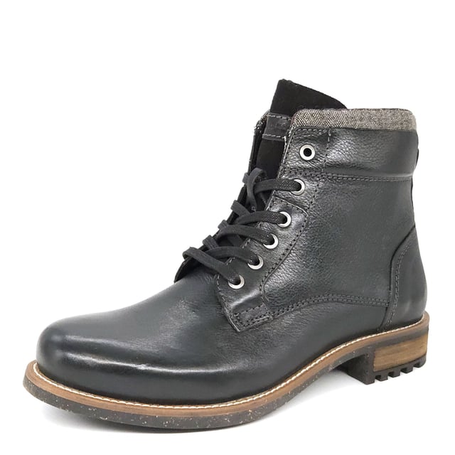 Channeling a utilitarian feel, the Hounslow Boot boasts an on-trend lace up design complete with a padded cuff around the ankle and chunky lugged sole for a comfortable, yet sturdy style.