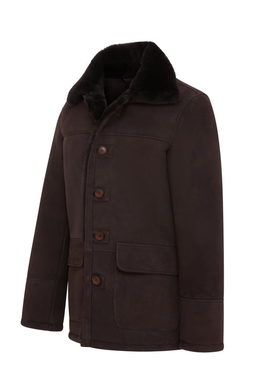 Bleiben Sie warm und stilvoll mit unserem dunkelbraunen Lammfellmantel für Herren. Dieser fachmännisch aus 100 % echtem Schaffell gefertigte Mantel verfügt über ein reichhaltiges Wildlederfinish gepaart mit einer plüschigen Lammfell-Innenseite für unvergleichliche Wärme und Eleganz. 100 % echtes Schaffell für lang anhaltenden Komfort und Qualität Weiches Wildlederfinish in dunkelbraunem Ton für einen zeitlosen Reiz Klassischer Knopfverschluss vorne für eine sichere und elegante Passform Reverskragen mit Lammfellbesatz für zusätzlichen Luxus und Wärme Zwei praktische aufgesetzte Taschen für Funktionalität und Stil Perfekt für den Alltag und formelle Anlässe bei kälterem Wetter Dieses vielseitige Stück ist ein Muss für Ihre Wintergarderobe und verbindet Funktionalität mit raffinierter Ästhetik.