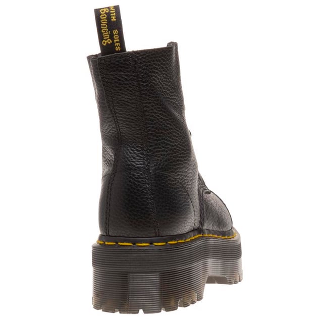 La nouveauté de Dr. Martens est le style féminin Sinclair, une botte décontractée en cuir noir au design agressif.