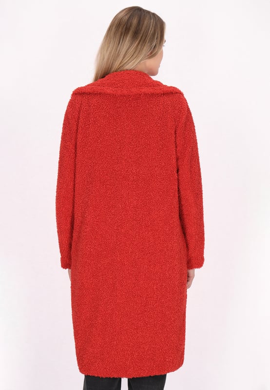 Ein strukturierter Mantel mit mittellangem Schnitt, Reverskragen und zweireihigem Knopfverschluss vorne. Erleben Sie die gemütliche Eleganz des weichen Stoffes. Lange Ärmel und Innenfutter machen dieses Stück ideal für kühleres Wetter. Verleihen Sie Ihrer Oberbekleidungskollektion mit diesem stilvollen Mantel, der für die moderne junge Frau entworfen wurde, eine lässige und doch schicke Note.  Kaminsims