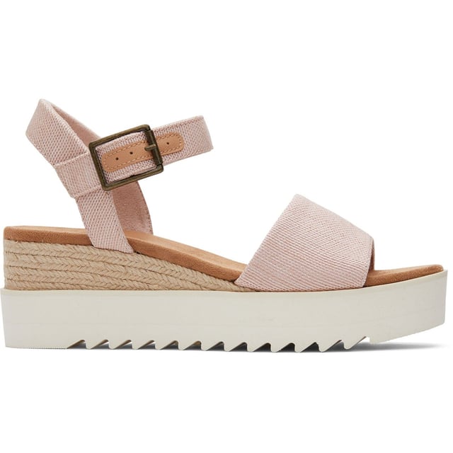 De Diana Sandal is een halfhoge plateau sleehak met een ultralichte tussenzool, een stijlvol touw wrap detail en een verstelbaar enkelbandje voor een gemakkelijke, veilige pasvorm.