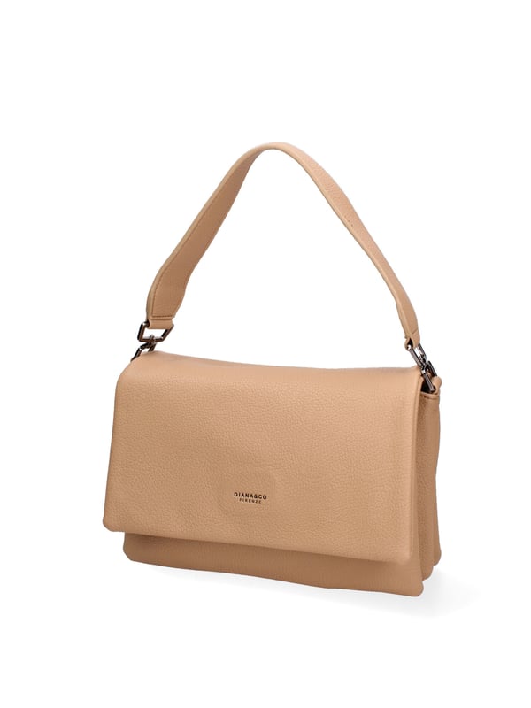 Bolso bandolera para mujer. El cierre es con botón magnético. Los bolsillos internos son uno con cremallera y dos abiertos. Los bolsillos externos son uno en la espalda con cremallera. La bandolera es ajustable y extraíble en ecopiel. El mango es de ecopiel. Hay un compartimento interno. El material exterior es ecopiel. Internamente está forrado en poliéster. Medidas: 28x20x9 cm. Producto de moda
