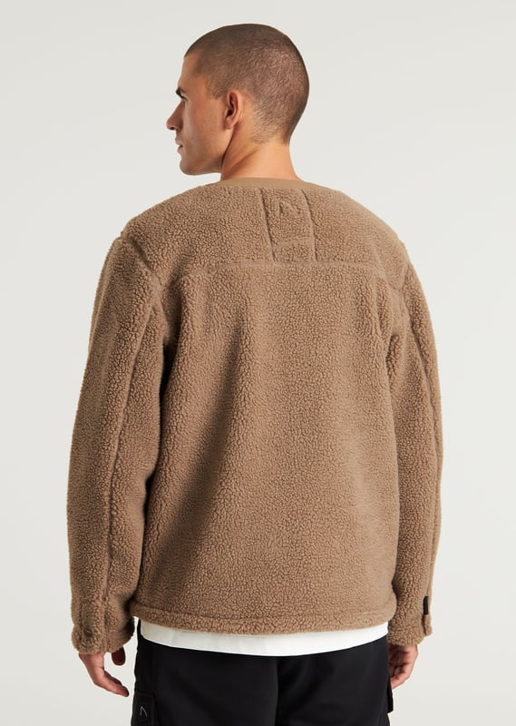 Fit & Material The Karo Fleece is a regular fit jacket, made from 100% polyester. The lining is composed of 100% polyamide, making it extra comfortable.  Details The Karo Fleece features an all-over knitted sherpa design. On the sides, you'll find 2 contrasting comma-shaped pockets with button closures. Additionally, this jacket includes Signature CHASIN' details and a button closure.  Specs  Regular fit Lined Knitted Sherpa Button closure 2-pocket CHASIN' details