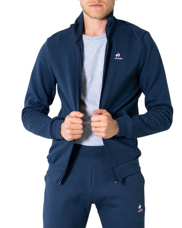 Marke: Le Coq Sportif Geschlecht: Herren Typ: Sweatshirts Saison: Herbst/Winter PRODUKTBESCHREIBUNG • Farbe: blau • Muster: Druck • Verschluss: mit Reißverschluss • Ärmel: lang ZUSAMENSETZUNG UND MATERIAL • Zusammensetzung: -15% Baumwolle -85% Polyester • Waschen: Maschinenwäsche bei 30° -15% Baumwolle -85% Polyester