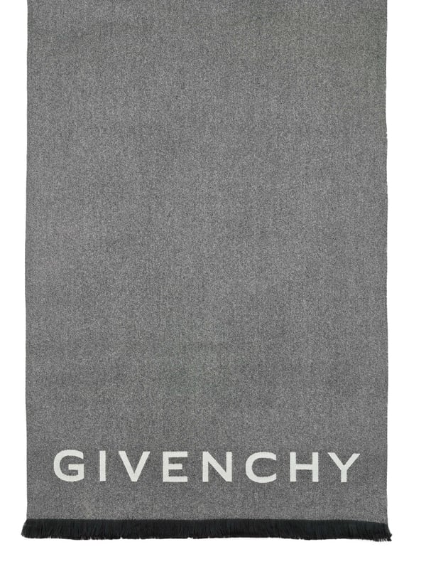 51% lana, 49% cachemira; bufanda de Givenchy; Modelo: GW7020J4399 1; Mano de obra de alta calidad; Mezcla suave de lana y cachemira; borde de flecos; Dimensiones (cm): 208 x 70; Detalles del logotipo de Givenchy.