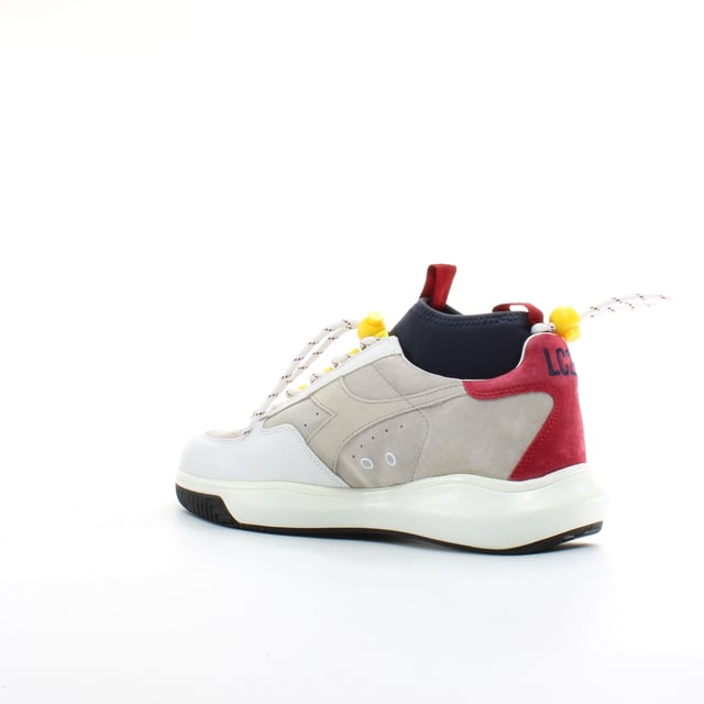 Die Diadora Borg Original Suede Turnschuhe sind eine Rückkehr eines Old Skool Klassikers von einer führenden Marke aus den 80ern. Diadora ist ein wichtiger Akteur auf unserer Website und zu Recht Funktionen in Nick Loves The Firm auf viele der wichtigsten Casual Gangs. Der Trainer hat ein weißes Obermaterial aus Wildleder mit weißem Diadora-Branding und einer weißen Sohle. Ein toller, leicht zu tragender Schuh, der eine niedrige Silhouette hat und sicherlich knackig und frisch aussieht.