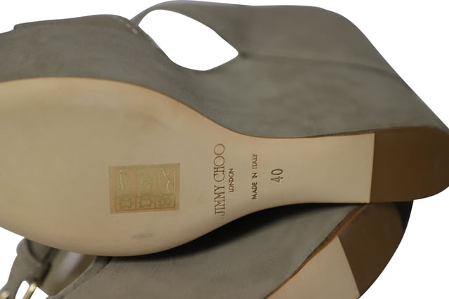 VINTAGE, RRP AS NEW
The sandals by Jimmy Choo is a design that is right on trend. The sandals have been crafted from leather and nubuck and designed with straps, buckle fastenings, and 150 mm wedges that will lift you and your confidence as well.  

Jimmy Choo Leora Platforms in Grey Suede Nubuck 
Condition: excellent
Sign of wear: No
Material: Suede Nubuck
Size: 40/US
Heel Height: 150 mm
SKU: 127487