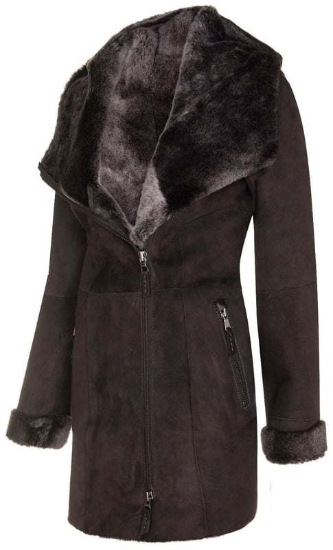 Wikkel jezelf in elegantie en warmte met ons Merino leren damesparka met capuchon. Deze jas is gemaakt van echt Spaans Merino-lamsleer en biedt ongeëvenaarde kwaliteit en luxe. Het dubbele ritstrekkertje voegt een stijlvol en functioneel element toe, waardoor veelzijdige draagmogelijkheden mogelijk zijn. De suède afwerking voegt een vleugje verfijning toe aan de jas en versterkt de algehele aantrekkingskracht. Verkrijgbaar in drie prachtige kleuren, zodat u de perfecte tint kunt vinden die past bij uw persoonlijke stijl. De brede kraag loopt naadloos over in een capuchon en biedt zowel comfort als bescherming tegen de elementen. â€¢ Gemaakt van echt Spaans Merino-lamsleer voor superieure kwaliteit en luxe â€¢ Dubbele ritstrekker voor veelzijdige en stijlvolle draagmogelijkheden â€¢ Suède afwerking voor een verfijnde en verfijnde look â€¢ Verkrijgbaar in drie prachtige kleuren die bij uw individuele stijl passen â€¢ Brede kraag die doorloopt in een capuchon voor extra comfort en bescherming tegen de elementen.