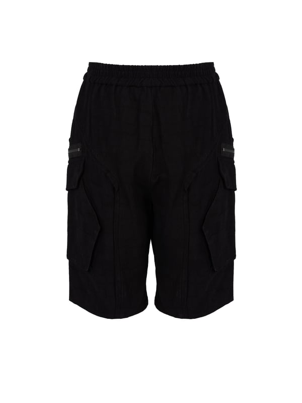 Corte sencillo

Este modelo de pantalones se caracteriza por un corte sencillo, que es perfecto tanto para atuendos casuales como para conjuntos más elegantes, aportándoles un toque de relajación y libertad.

Cierre con cremalleras logotipadas

Los pantalones cuentan con cierre de cremalleras logotipadas, que no solo proporcionan comodidad al usar, sino que también añaden un caracter único y lujoso.

Además, elástico cosido en la cintura

Además, el elástico cosido en la cintura garantiza un ajuste perfecto al cuerpo, lo que asegura comodidad durante todo el día.

Tiro medio

El tiro medio de estos pantalones es la solución ideal para quienes valoran la comodidad y versatilidad, ajustándose a diversos tipos de cuerpos y estilos.

Piernas rectas

Las piernas rectas hacen que estos pantalones sean clásicos y atemporales, ofreciendo al mismo tiempo mucha comodidad y practicidad.

Bolsillos en el frente

Los bolsillos en el frente ofrecen mucho espacio para pequeños imprescindibles, haciéndolos no solo estilosos sino también funcionales.

Dos bolsillos adicionales en las piernas

Los dos bolsillos adicionales en las piernas son la solución perfecta para aquellos que necesitan más espacio para guardar sus cosas.

Confeccionados con tela de alta calidad

Confeccionados con tela de alta calidad, estos pantalones garantizan durabilidad y confort al usar, manteniendo al mismo tiempo un aspecto elegante incluso después de muchos lavados.

Fabricados en Italia

Fabricados en Italia, estos pantalones combinan excelente artesanía y diseño único, siendo sinónimo de lujo y clase.