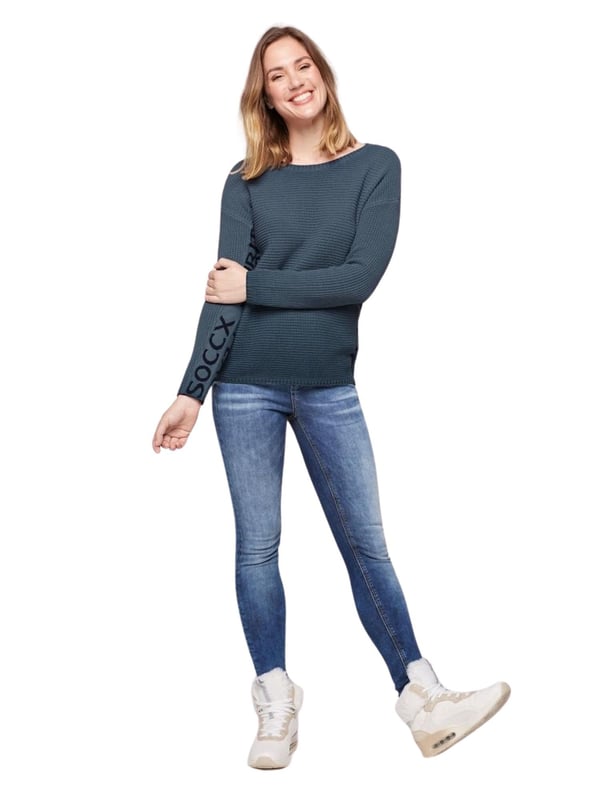 Deze gebreide trui met ronde hals voor dames is de perfecte metgezel voor koelere dagen. Hij is gemaakt van zacht materiaal dat comfortabel aanvoelt op de huid en uitnodigt tot behaaglijkheid. De trui is gemaakt in een structuurmix en heeft grof gebreide en fijn gebreide delen. De manchetten en zoom hebben een geribde look. De afgezakte schouders en de gebruikte kleur geven de trui een casual look. Aan de zijkanten en op de mouwen zitten gebreide letters.