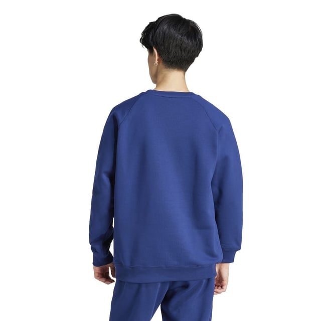 Mens adidas Originals Trefoil Essentials Crewneck Sweatshirt in dark blue - white. Sometimes less is more. The adidas Trefoil Essentials crewneck perfects effortless style and timeless design. An embroidered Trefoil adorns the clean silhouette. Made for everyday casual wear  this crewneck serves laid-back vibes with a simple yet bold look.- Comfortable crewneck sweater made for daily wear.- Regular fit.- Ribbed crew neck.- Long sleeves.- Trefoil logo at left chest.- Ribbed cuffs and hem.- Made with Better Cotton.- Main material: 70% Cotton  30% Polyester (recycled).  Machine washable.- Ref: IM7677