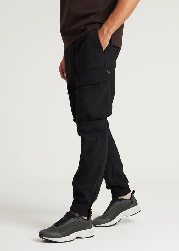 Passform & Material Die Rift.L Flow ist eine schmal zulaufende Cargohose aus einem modernen und technischen Stretch-Baumwollmix. Diese Cargohose hat eine reguläre Passform um die Oberschenkel herum und verengt sich allmählich in Richtung der Knöchel. Durch die Reißverschlüsse an den Knöcheln ist eine individuelle Anpassung möglich.  Details Diese Cargohose verfügt über 7 Taschen, darunter zwei 3D-förmige Cargotaschen mit Druckknopfverschluss. Die rechte Tasche ist mit einer zusätzlichen Tasche-auf-Tasche mit Reißverschluss ausgestattet. Elastische Bänder sind um die Taille und die Knöchel vorhanden. Außerdem ist die Cargohose mit einem Kordelzugverschluss versehen.  Technische Daten  Schmal zulaufende Passform Technischer Stretch-Stoff Verstellbare Knöchelweite 7 Taschen Elastische Bänder Kordelzugverschluss