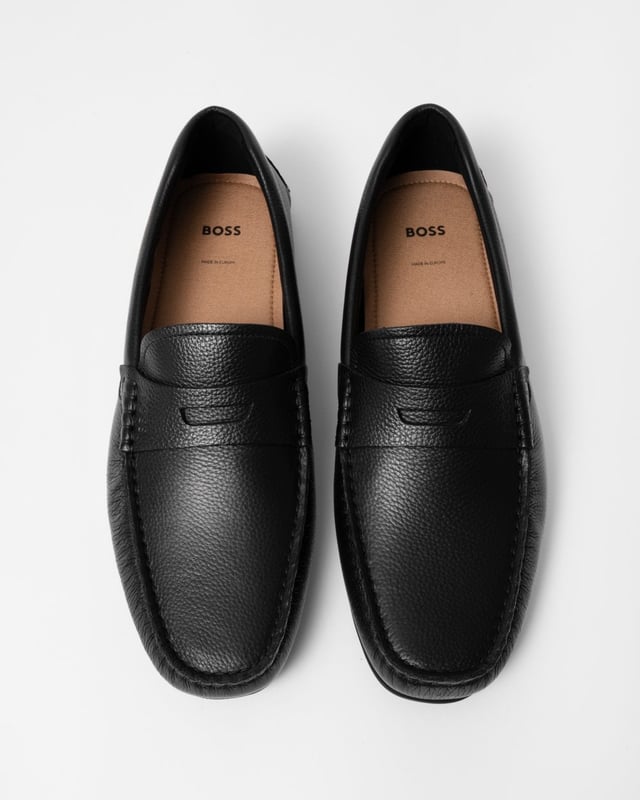 Premium driver moccasins made in Portugal by BOSS. Featuring a full rubberised sole, this pair is crafted in grained leather with a debossed logo strap.
90% Polyamid, 10% Polyurethane, Sole: 100% Thermoplastic polyurethane, Upper material: 100% Cow skin, Innersole: 90% Polyamid, 10% Polyurethane
50523026