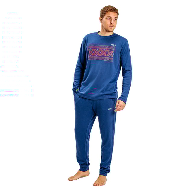 Pijama de  manga larga Munich.
Color Azul
Camiseta de manga larga y cuello redondo.
Diseño con gráficos de la marca.
Pantalón largo.
Cinturilla elástica.
Bajos rectos.
Costuras vistas a tono.

Composición:  60% Poliéster, 40% Algodón.

-Lavar a temperatura máx. 30º.
-No usar lejía.
-Planchar a temperatura máx. 110º.
-No admite lavado en seco.
-Permite utilizar secadora.