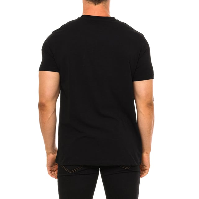 Camiseta manga corta 755400 hombre Karl Lagerfeld.

Presenta un cuello redondo acanalado, aportando un detalle texturizado y de estilo clásico.
Cuenta con un estampado de la marca Karl Lagerfeld en el frontal.
Lleva el nombre de la marca Karl Lagerfeld estampado en una de las mangas.
El corte y diseño sencillo permiten versatilidad en los looks y facilidad de combinación.
Esta camiseta de manga corta de Karl Lagerfeld es una prenda casual y polivalente, adecuada para múltiples ocasiones.
Su sencillez y comodidad, junto con el prestigio de la marca, la convierten en una opción atractiva y versátil.
 Composición: 95% Algodón, 5% Elastano
 Cuidados:
Lavar a temperatura máxima 30º.
Planchar a baja temperatura.
No usar lejía.
No usar secadora.
No lavar en seco.