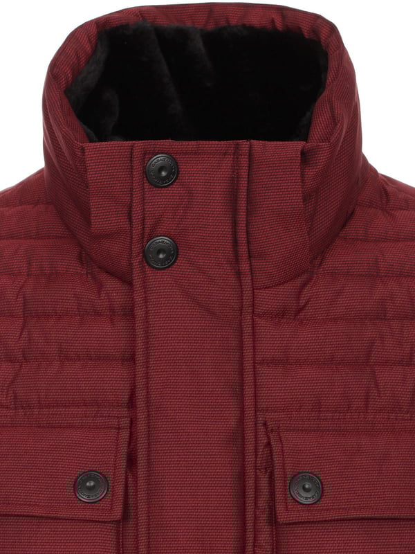 Deze gewatteerde jas van Casamoda is een robuuste en comfortabele jas voor koelere dagen. Het is gemaakt van hoogwaardige materialen en heeft een anti-allergische Sorona-vulling, die zorgt voor optimale warmte-isolatie. De jas is water- en windafstotend en beschermt je tegen weer en wind. De jas heeft een opstaande kraag en een doorlopende ritssluiting die wordt verborgen door een drukknoopsluiting. De jas heeft verschillende zakken waarin je je waardevolle spullen veilig kunt opbergen. De jas heeft steekzakken met ritsen en twee borstzakken met drukknopen. De stormmanchetten aan de mouwen zorgen voor een goede pasvorm en beschermen tegen de kou. De jas heeft een normale pasvorm, wat zorgt voor een comfortabele pasvorm. De jas heeft ook een afneembare capuchon die je kunt bevestigen of verwijderen met drukknopen. De capuchon is een praktisch detail dat je meer flexibiliteit geeft. Hij is verkrijgbaar in verschillende kleuren en maten en kan op verschillende manieren worden gecombineerd. Deze gewatteerde jas van Casamoda is een robuuste en comfortabele jas voor elke man.